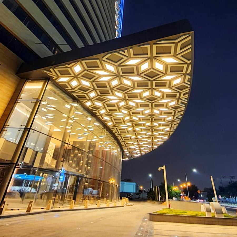 The Bentley Luxury Hotel & Suites Доха Екстериор снимка The main entrance of the museum