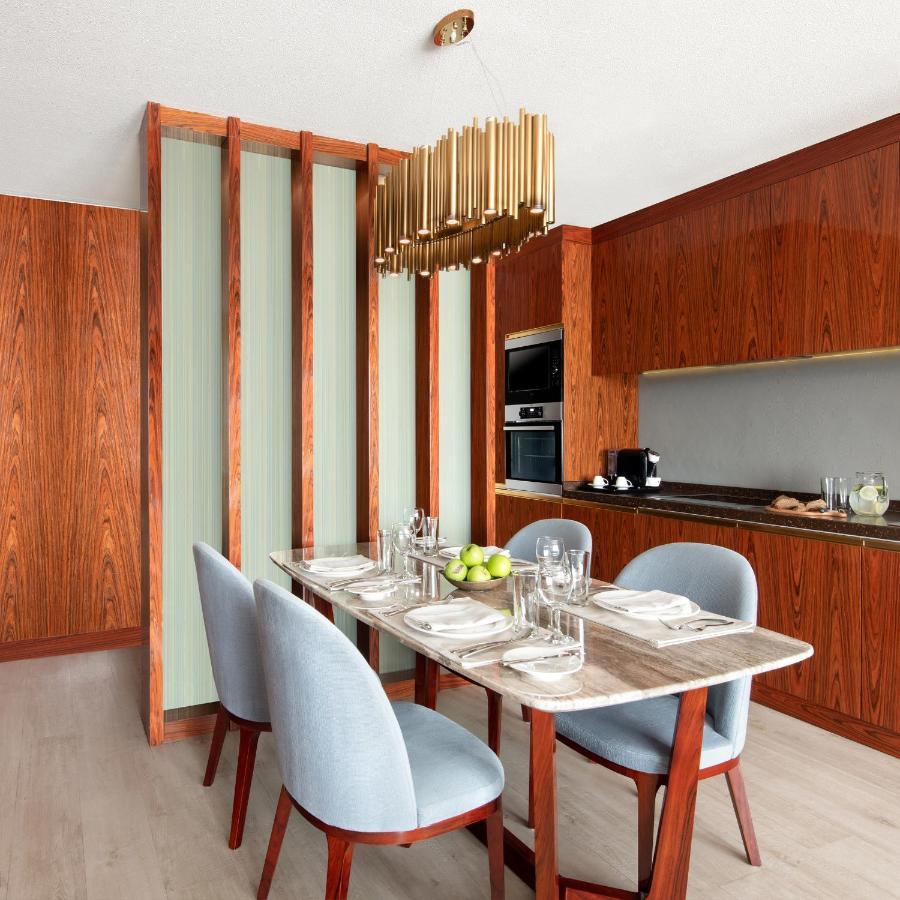 The Bentley Luxury Hotel & Suites Доха Екстериор снимка A kitchen in a private house