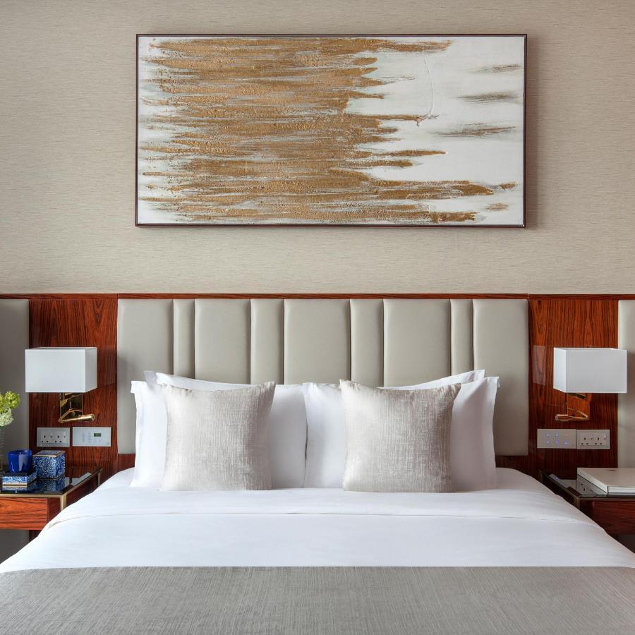 The Bentley Luxury Hotel & Suites Доха Екстериор снимка A bedroom at the hotel