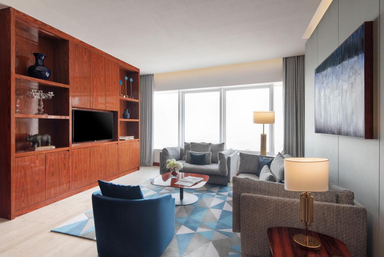 The Bentley Luxury Hotel & Suites Доха Екстериор снимка Living room