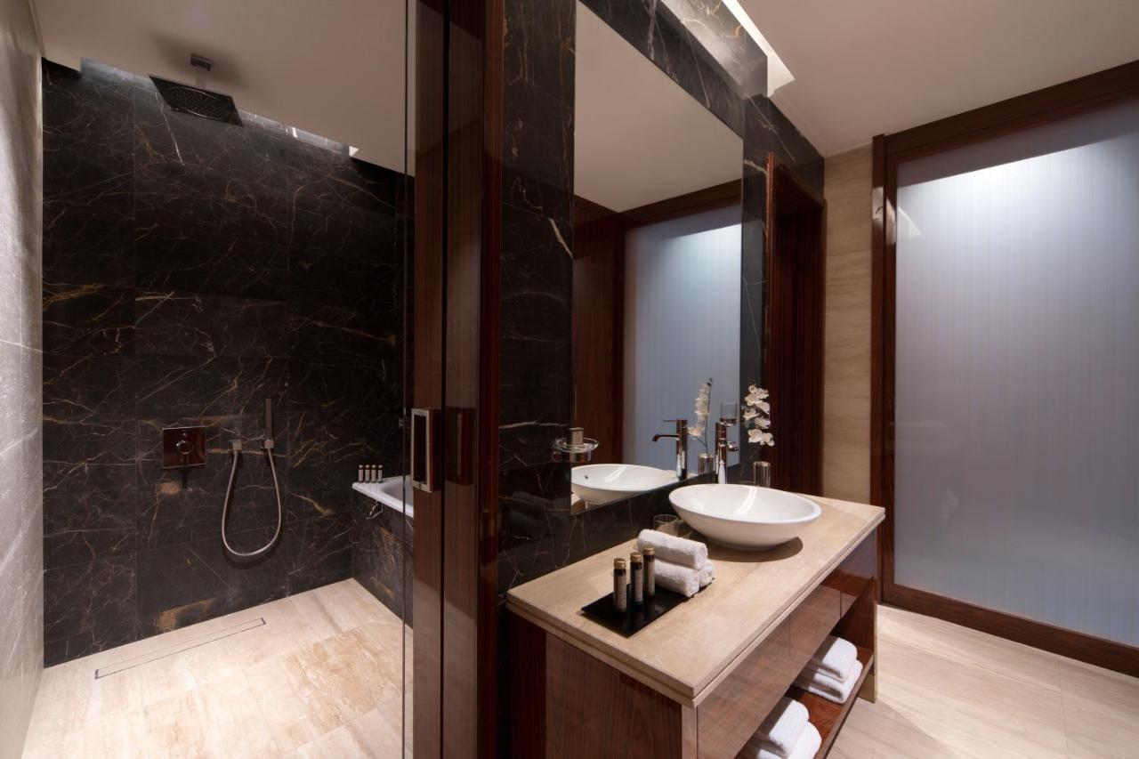 The Bentley Luxury Hotel & Suites Доха Екстериор снимка Bathroom