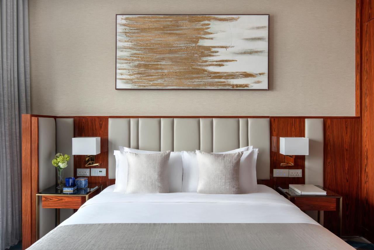 The Bentley Luxury Hotel & Suites Доха Екстериор снимка A bedroom at the hotel