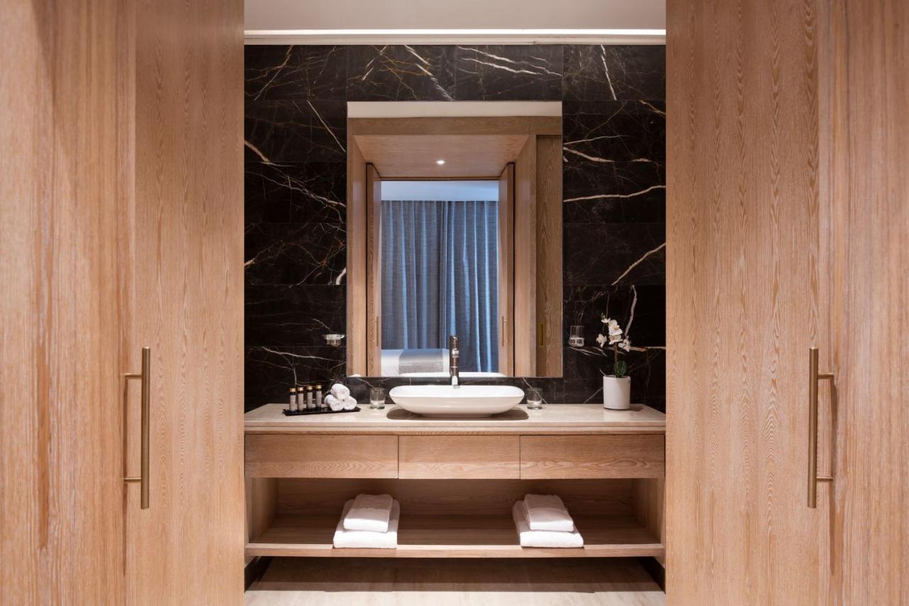 The Bentley Luxury Hotel & Suites Доха Екстериор снимка Bathroom