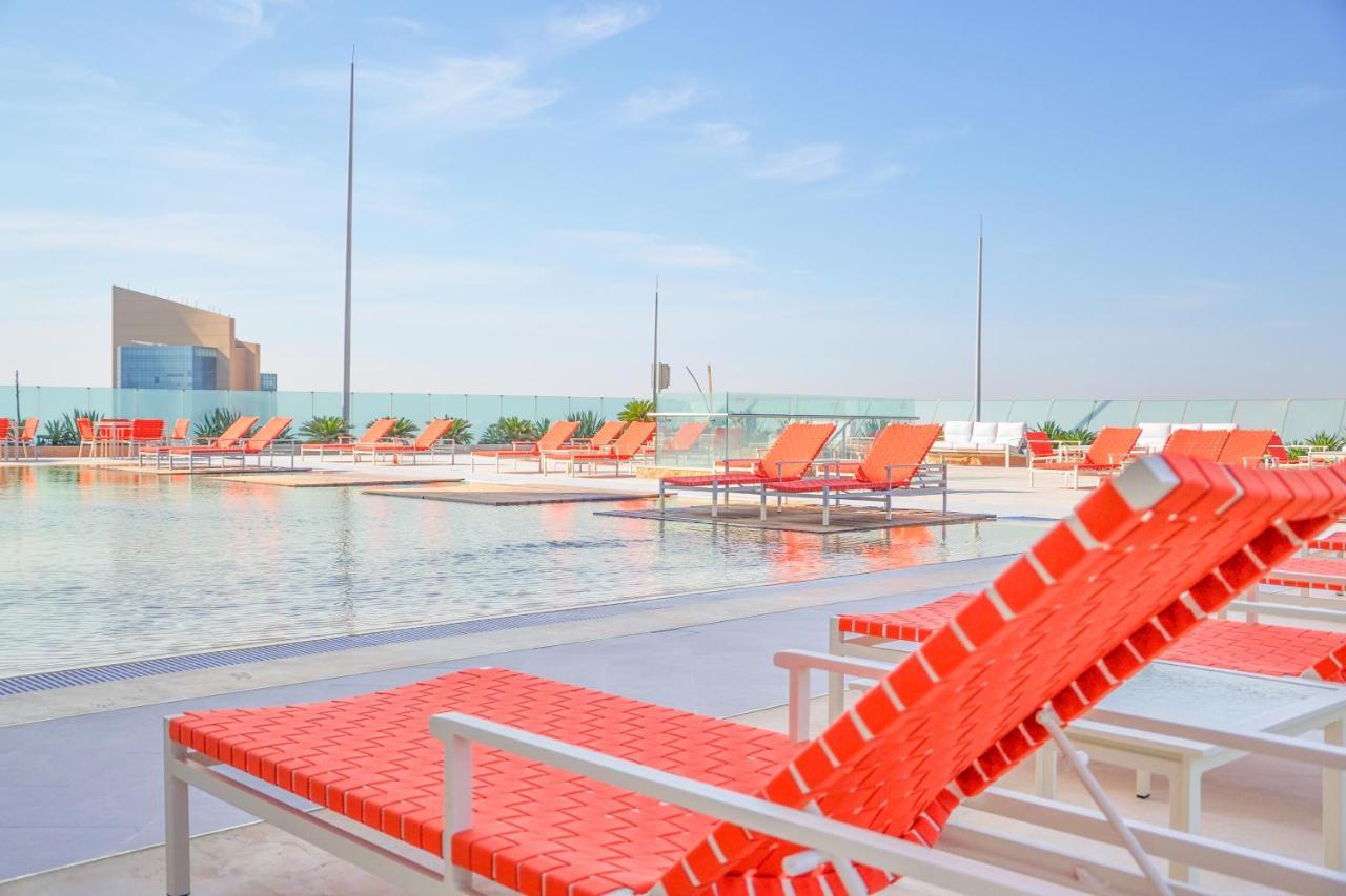 The Bentley Luxury Hotel & Suites Доха Екстериор снимка The rooftop pool at the hotel
