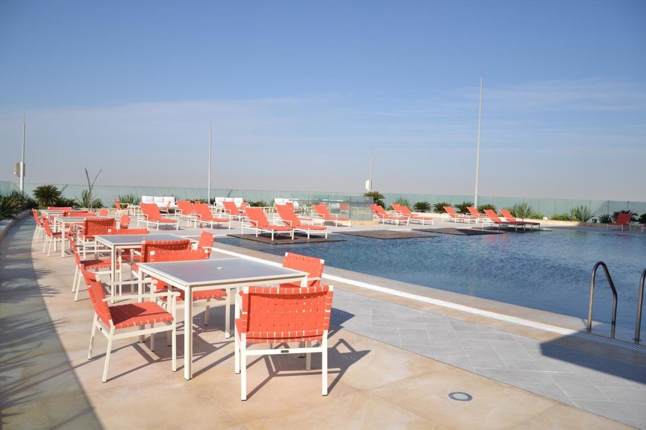 The Bentley Luxury Hotel & Suites Доха Екстериор снимка The pool at the Marina Bay Sands
