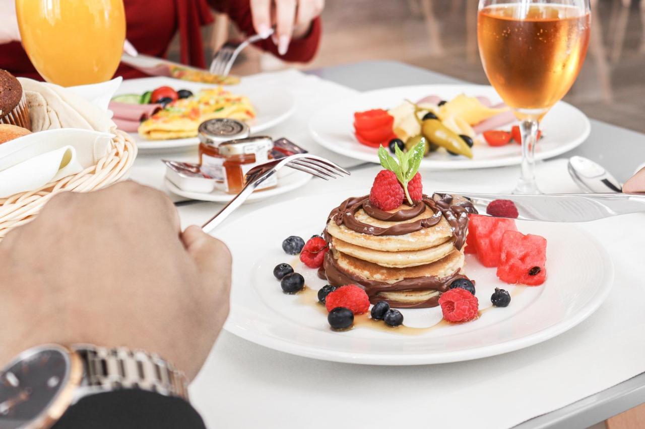 The Bentley Luxury Hotel & Suites Доха Екстериор снимка A stack of pancakes with fruit