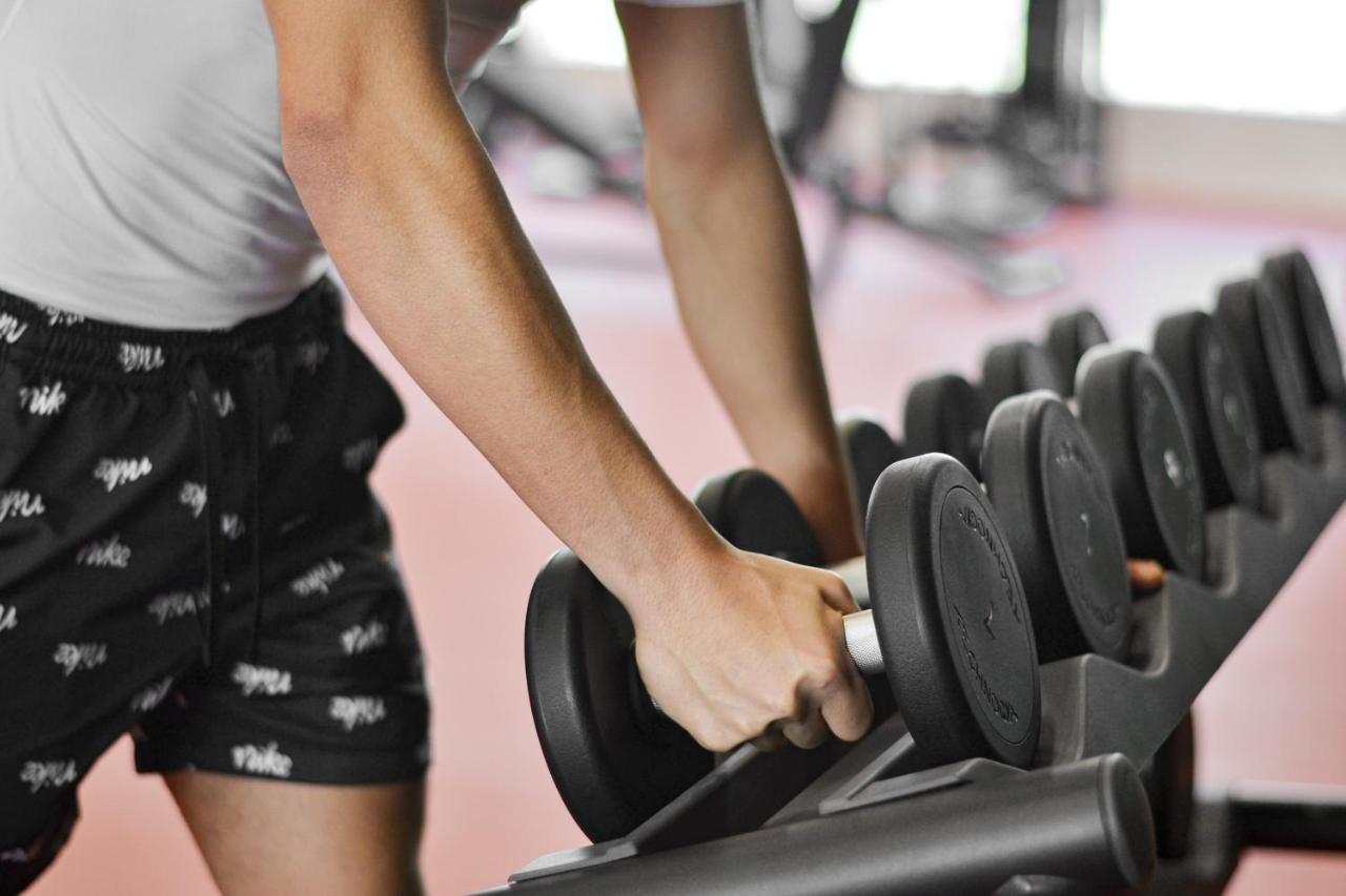 The Bentley Luxury Hotel & Suites Доха Екстериор снимка Dumbbell rack