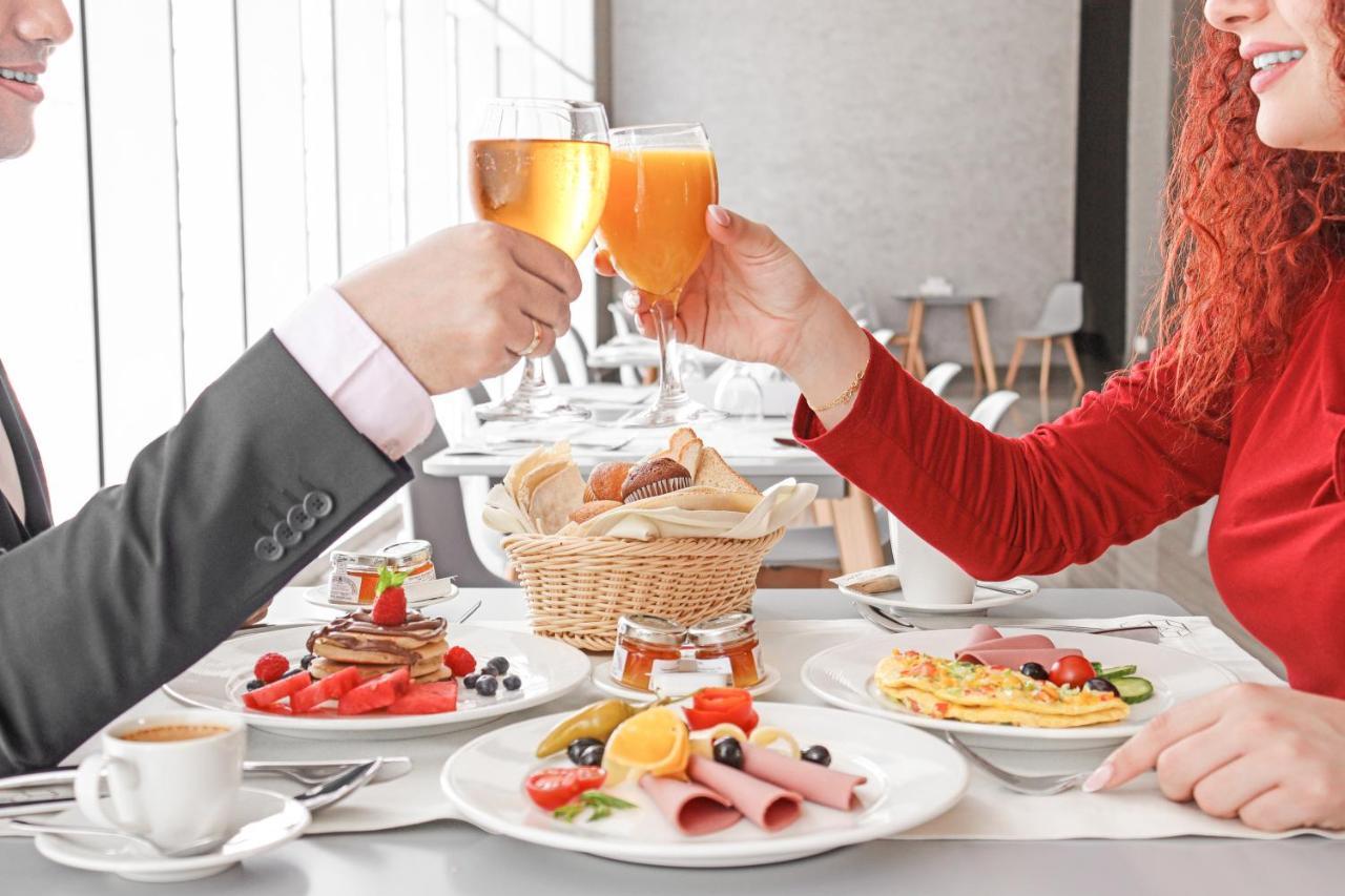 The Bentley Luxury Hotel & Suites Доха Екстериор снимка A couple toasting with beer
