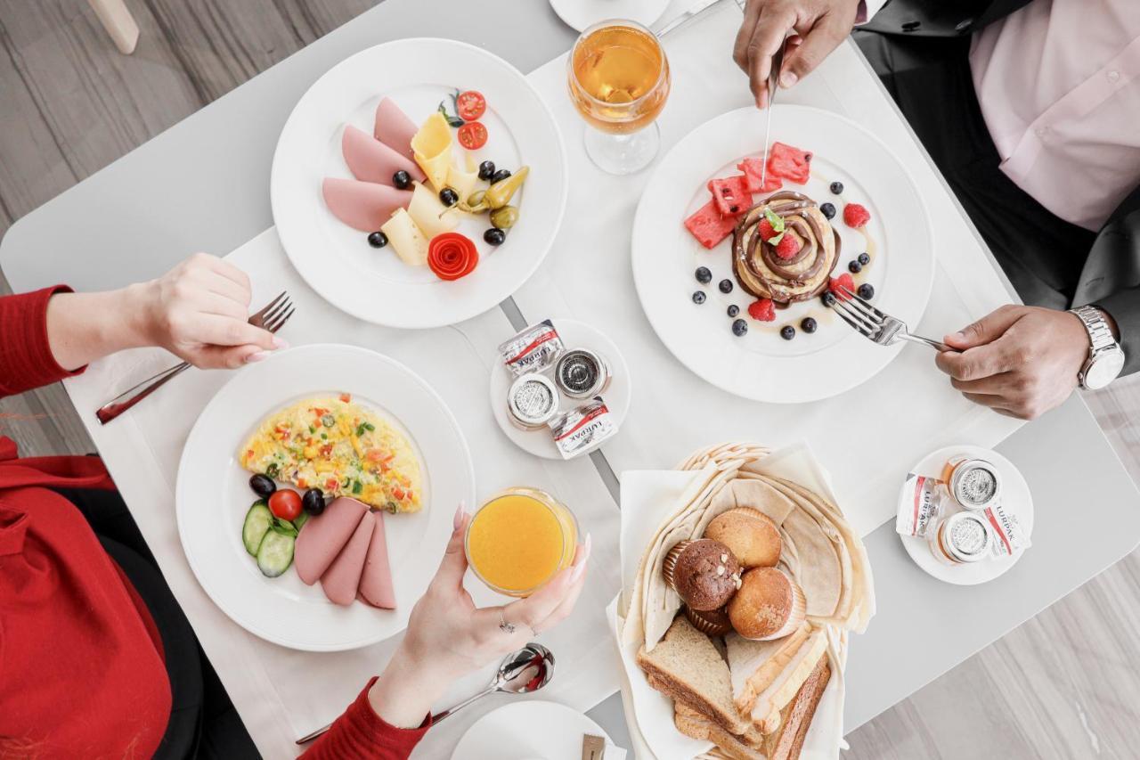 The Bentley Luxury Hotel & Suites Доха Екстериор снимка A breakfast at the hotel