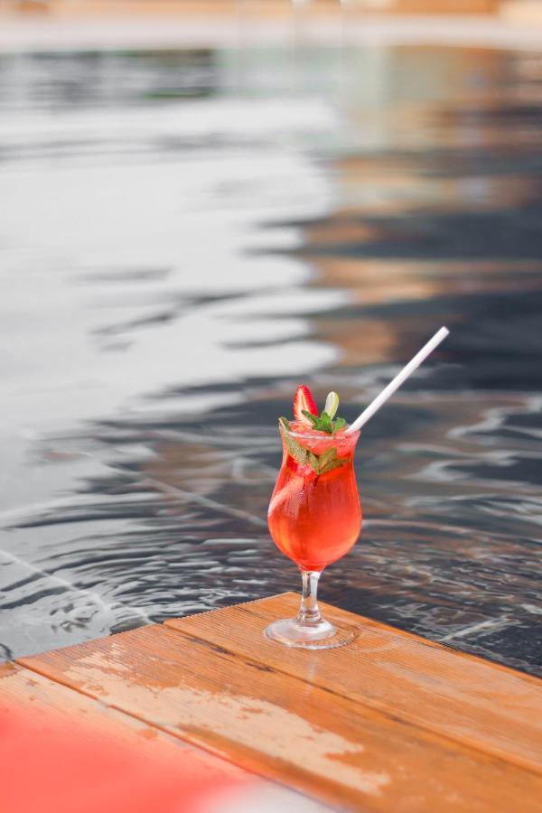 The Bentley Luxury Hotel & Suites Доха Екстериор снимка A strawberry daiquiri
