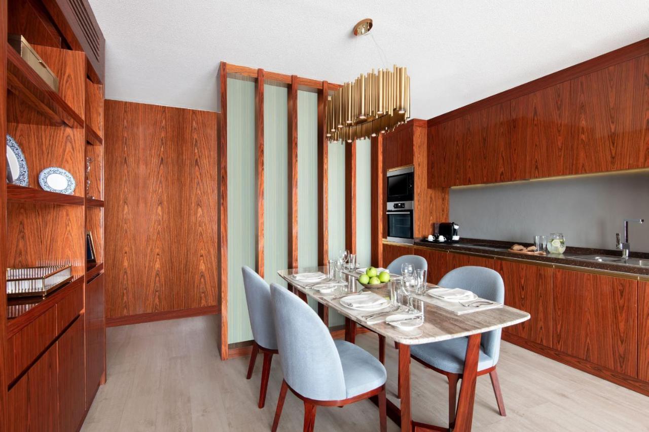 The Bentley Luxury Hotel & Suites Доха Екстериор снимка