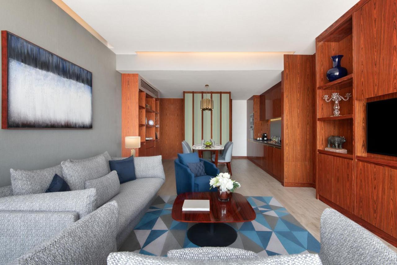 The Bentley Luxury Hotel & Suites Доха Екстериор снимка A suite at the hotel