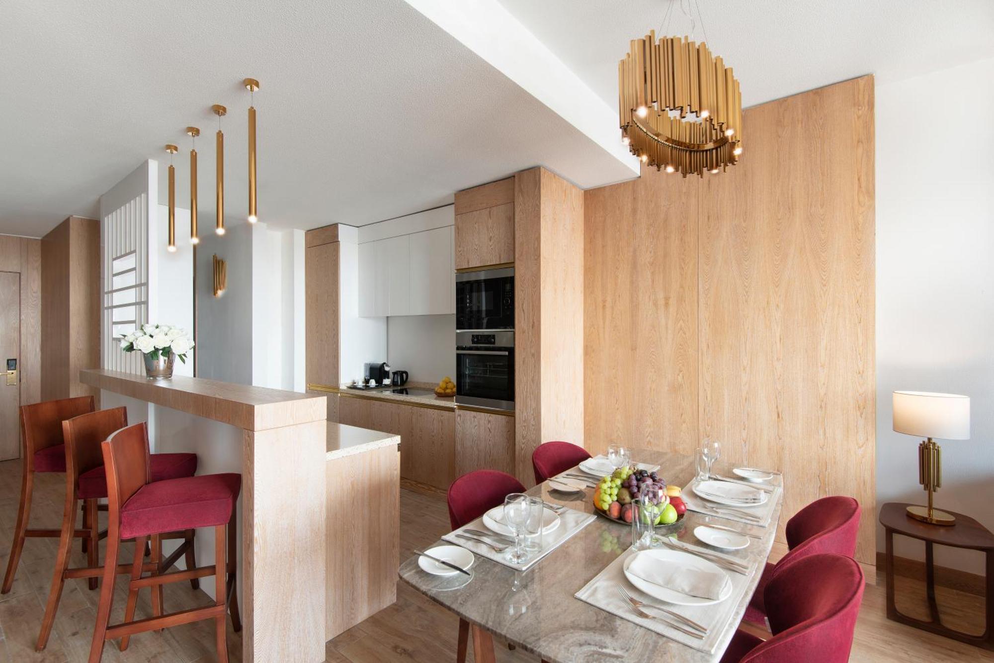 The Bentley Luxury Hotel & Suites Доха Екстериор снимка A kitchen and dining room in a typical apartment
