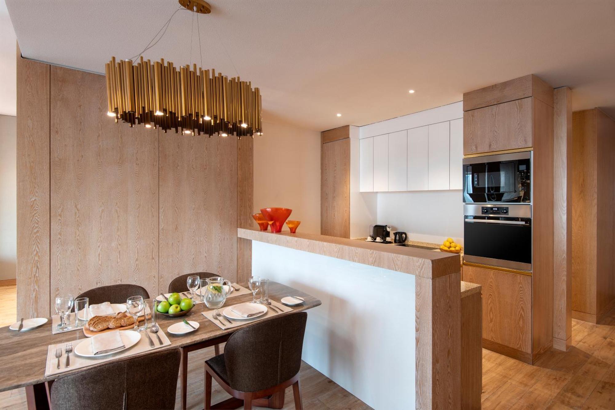 The Bentley Luxury Hotel & Suites Доха Екстериор снимка A kitchen in a typical apartment