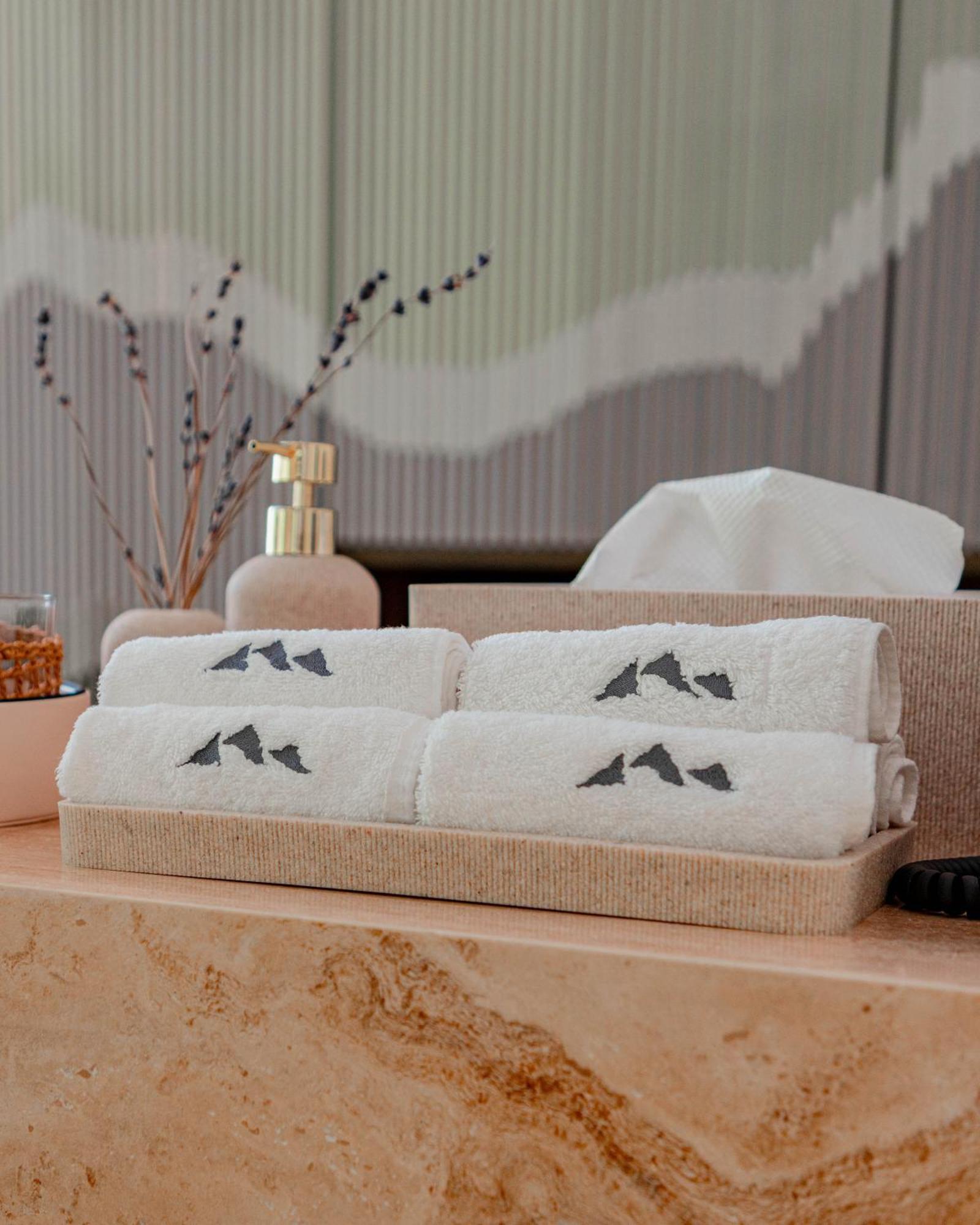 The Bentley Luxury Hotel & Suites Доха Екстериор снимка Towels