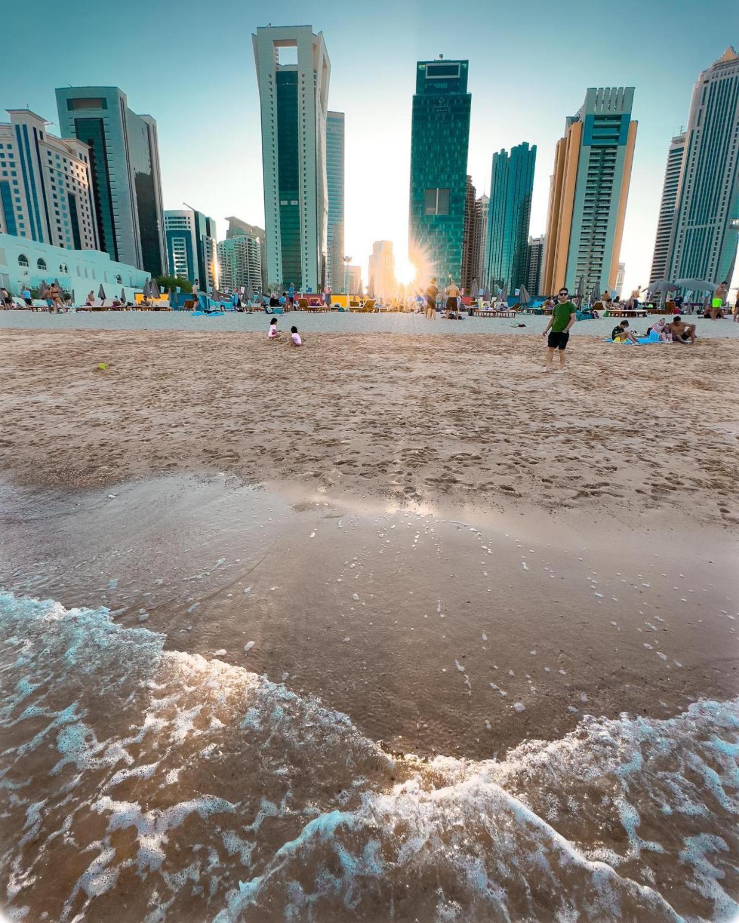 The Bentley Luxury Hotel & Suites Доха Екстериор снимка Sunset at Al Qudra Beach