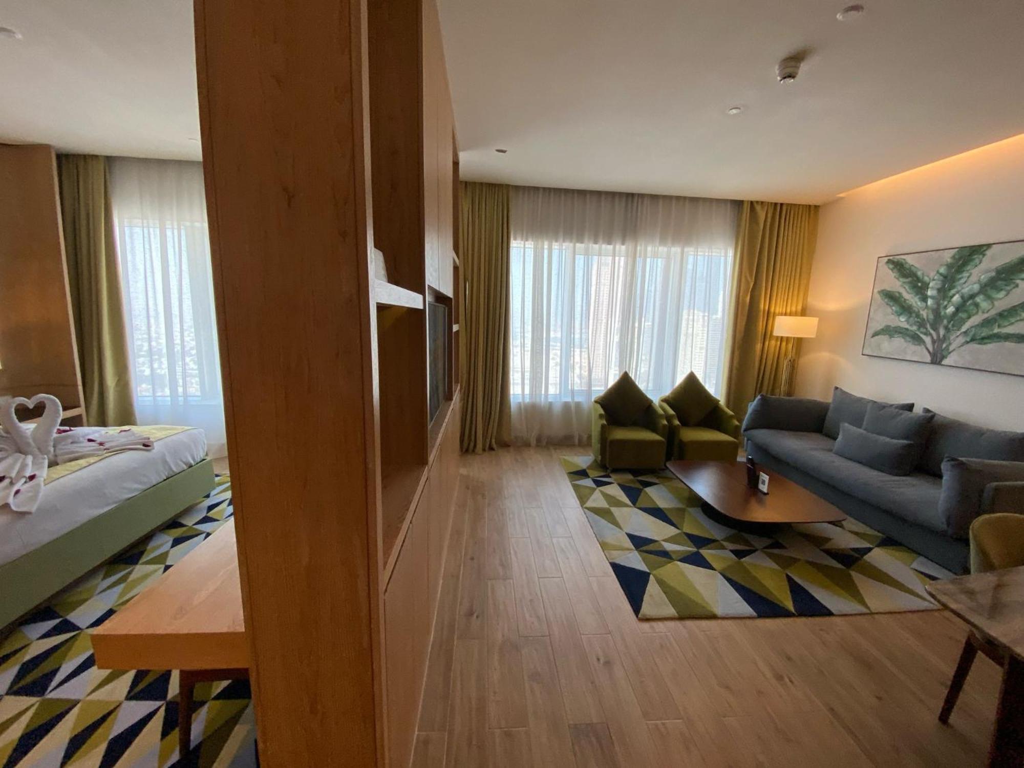 The Bentley Luxury Hotel & Suites Доха Екстериор снимка A suite at the hotel