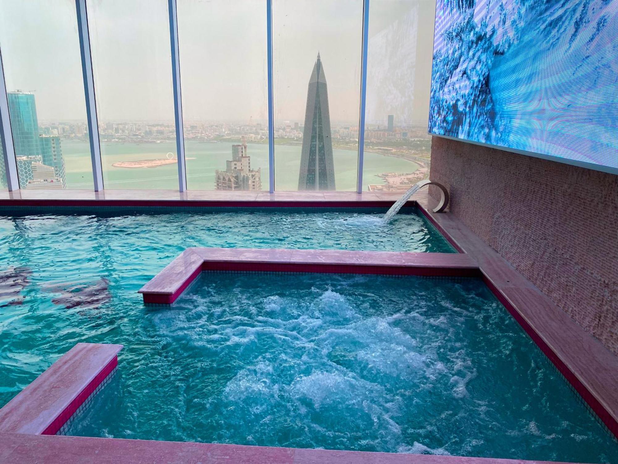 The Bentley Luxury Hotel & Suites Доха Екстериор снимка The swimming pool at the Ritz-Carlton, Riyadh