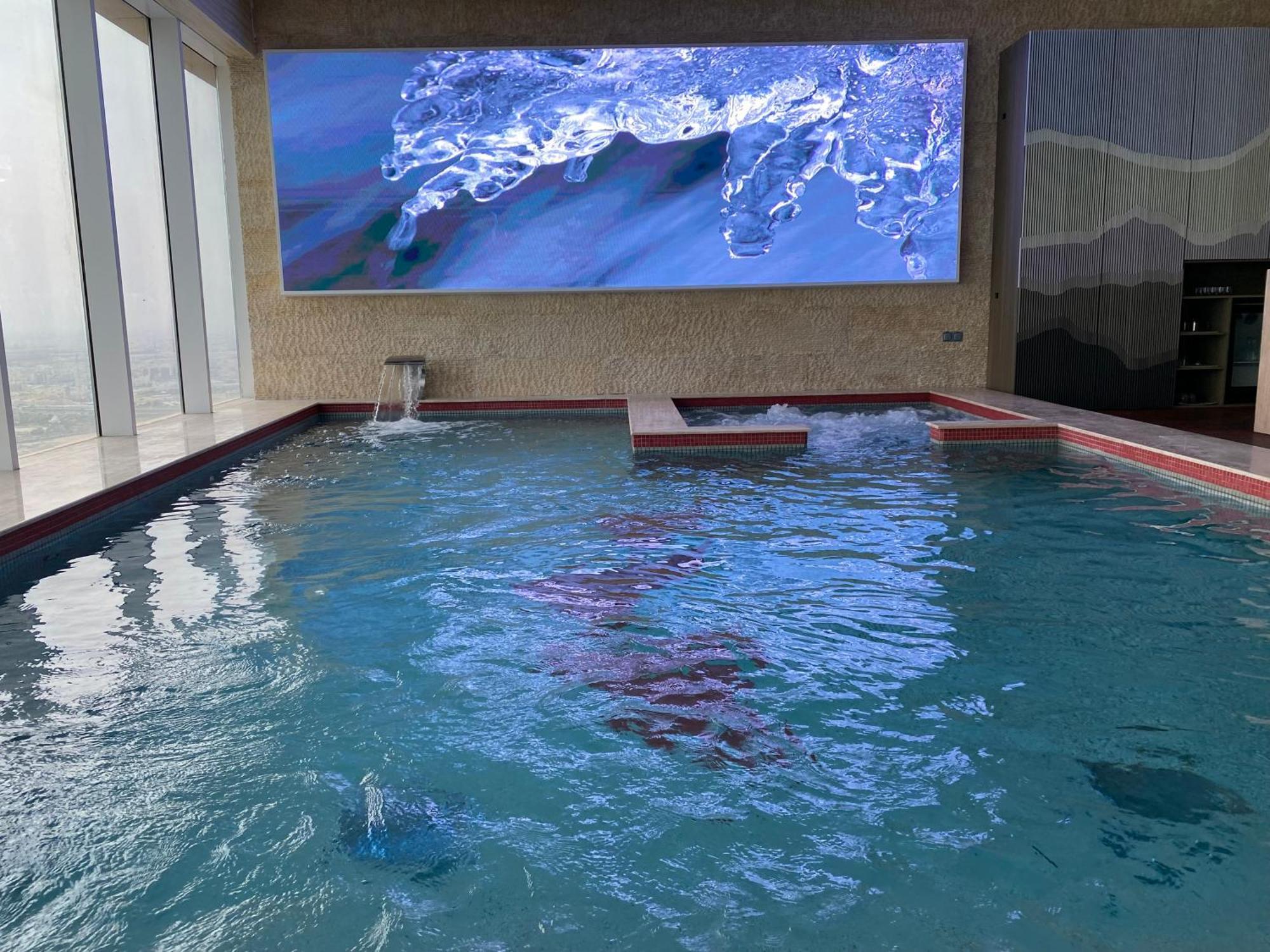 The Bentley Luxury Hotel & Suites Доха Екстериор снимка The indoor pool